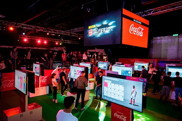 Los deportes electrónicos reúne adeptos en eventos multitudinarios.