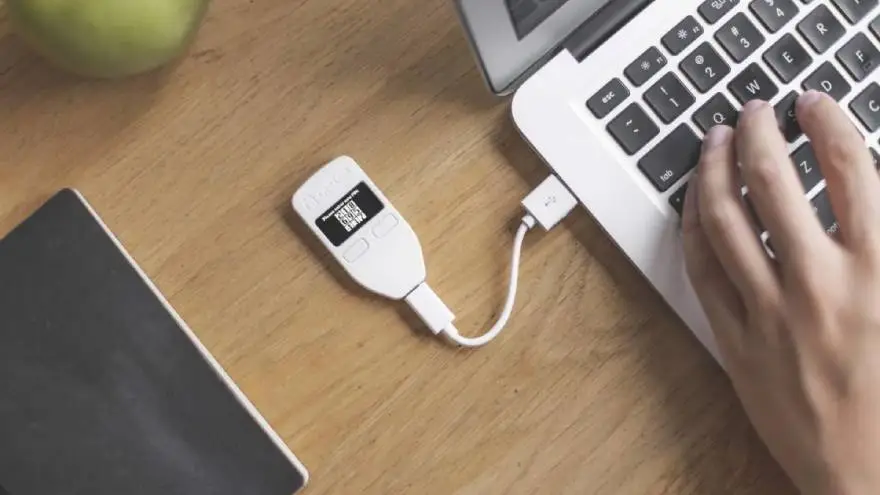 Una hardware wallet como Trezor (foto) o Ledger permitirán guardar las claves de manera segura