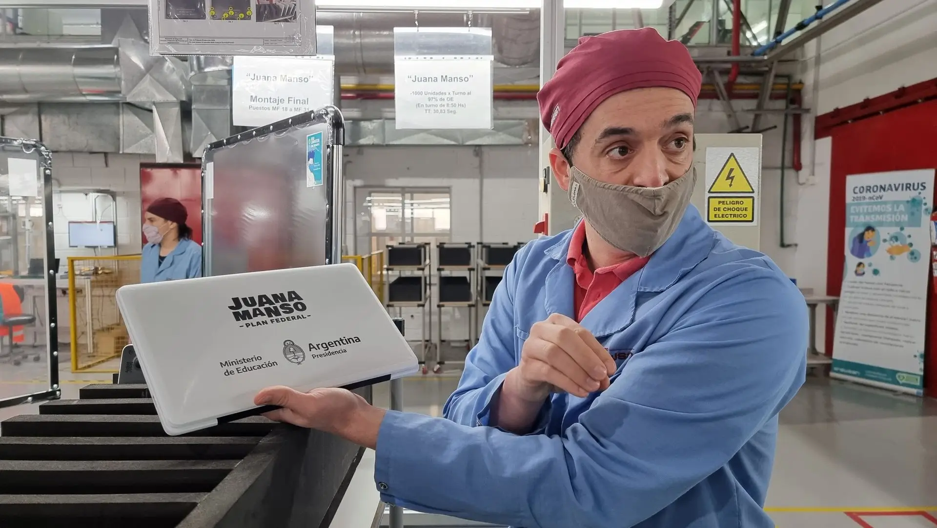 Carlos Piaggio sosteniendo una de las notebooks de Juana Manso