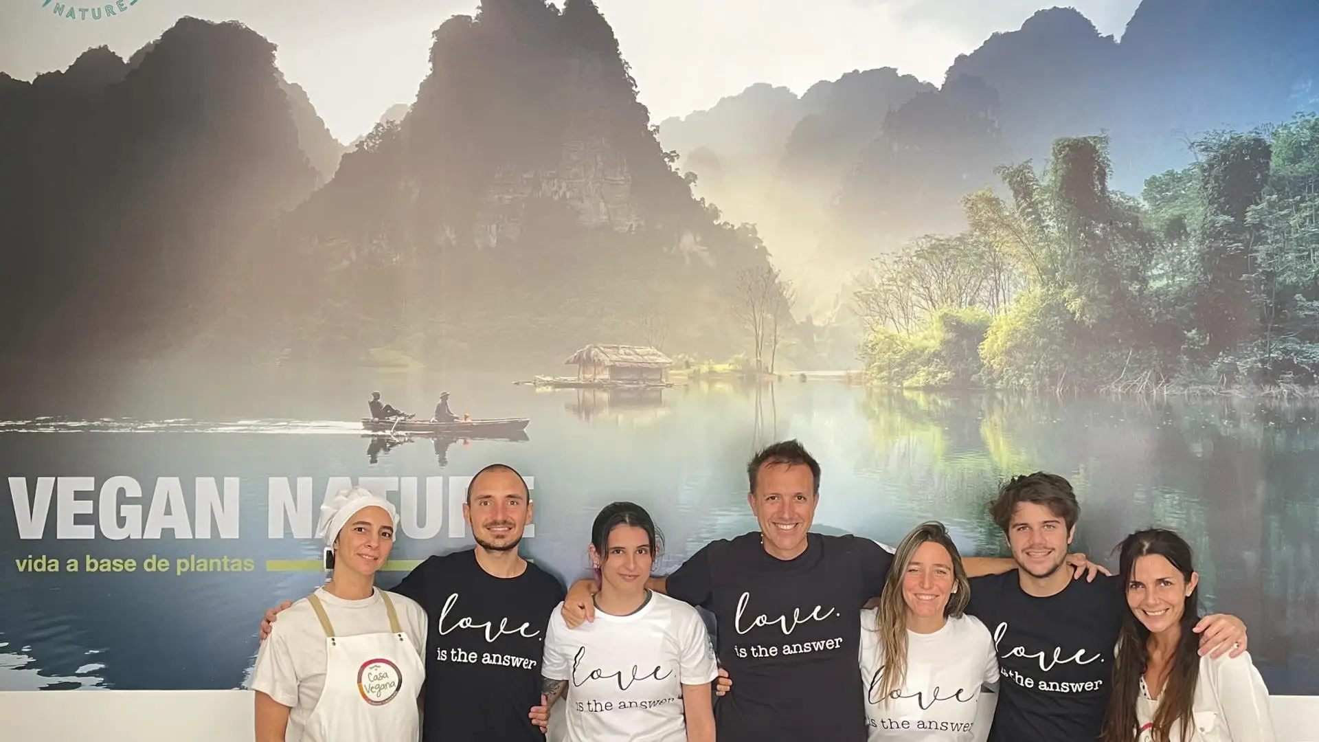 Francisco Piñero Pacheco (centro) junto al equipo de Vegan Nature