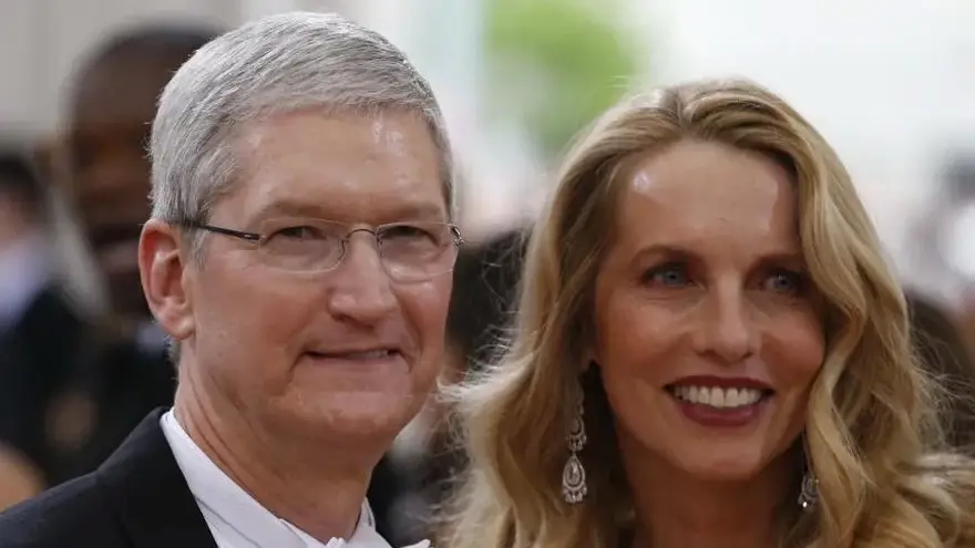 Tim Cook, CEO de Apple, junto a Laurene Powell, la viuda de Steve Jobs. REUTERS/Lucas Jackson