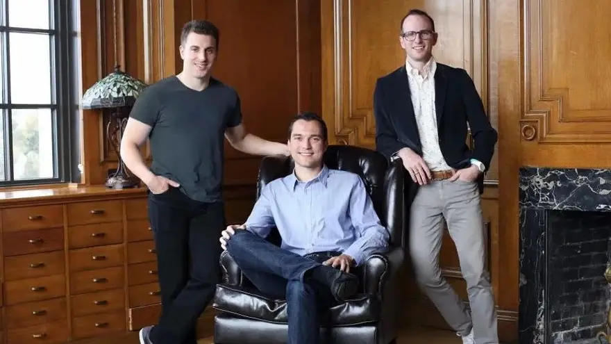 cofundadores de Airbnb, Brian Chesky, Nathan Blecharczyk y Joe Gebbia