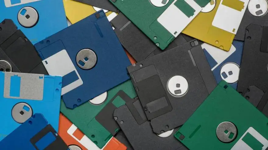 Uno de los desafíos: encontra una disketera para tus juegos más antiguos