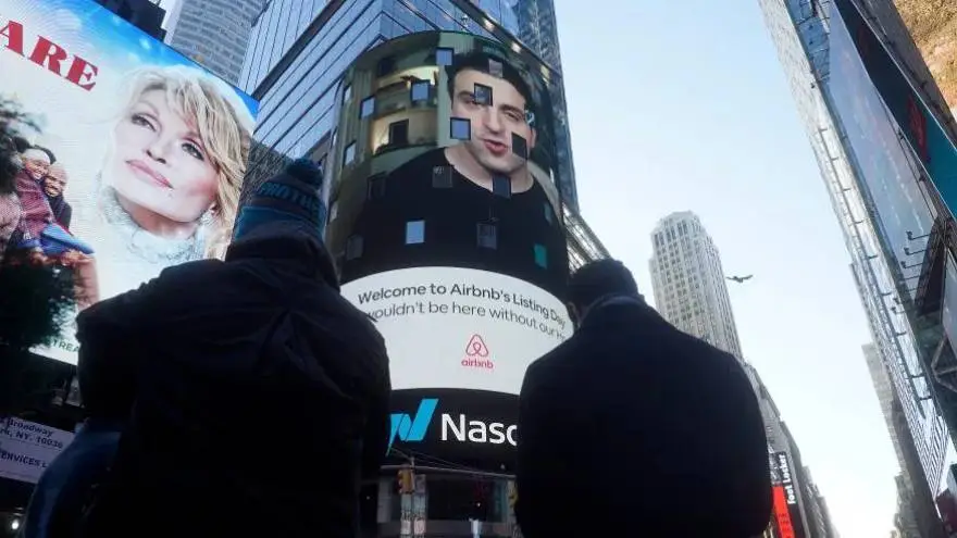 Brian Chesky en las pantallas gigantes de Nasdaq