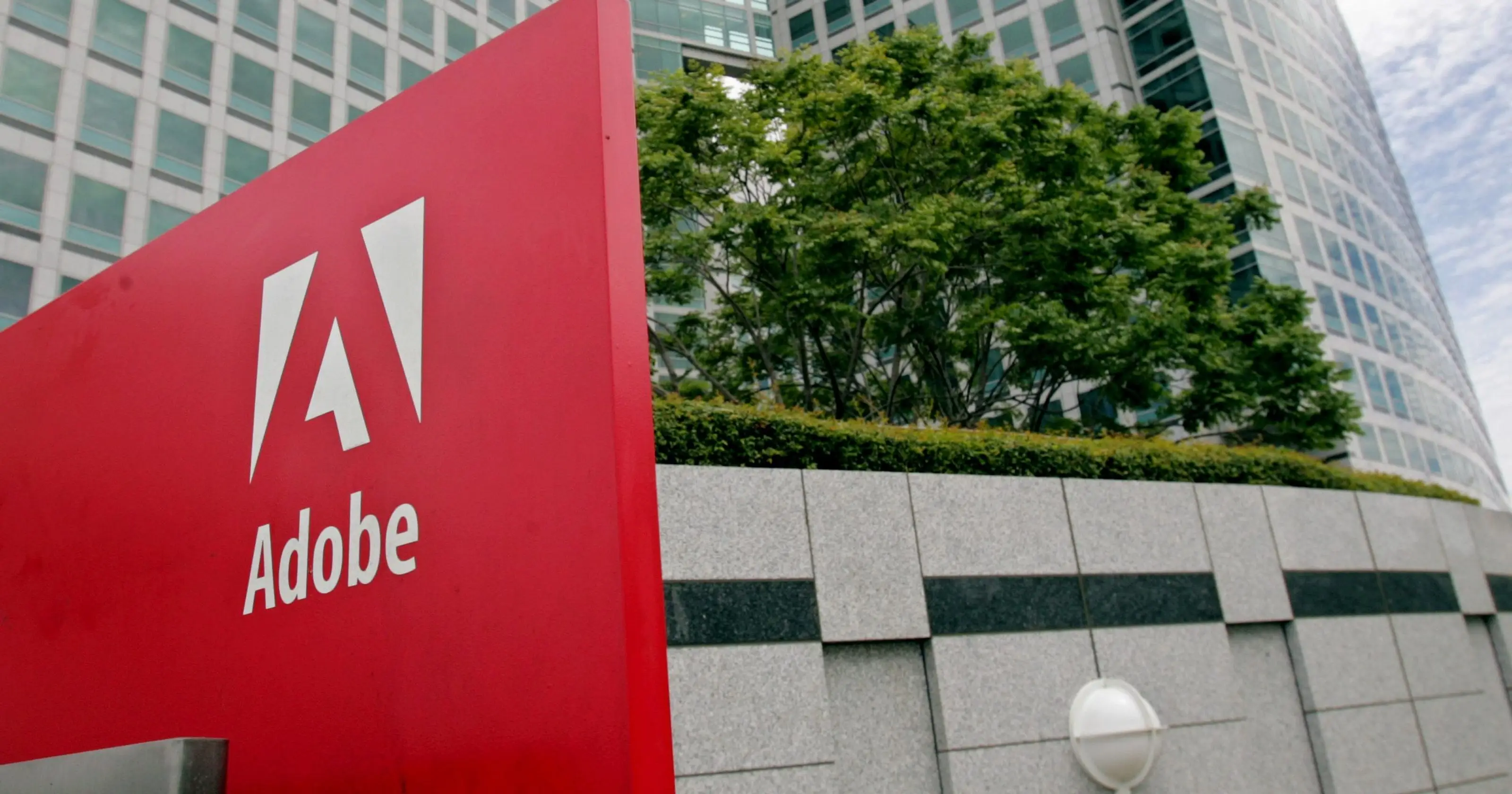 Adobe fue fundada en diciembre de 1982 por Jhon Warnock y Charle Geschke.