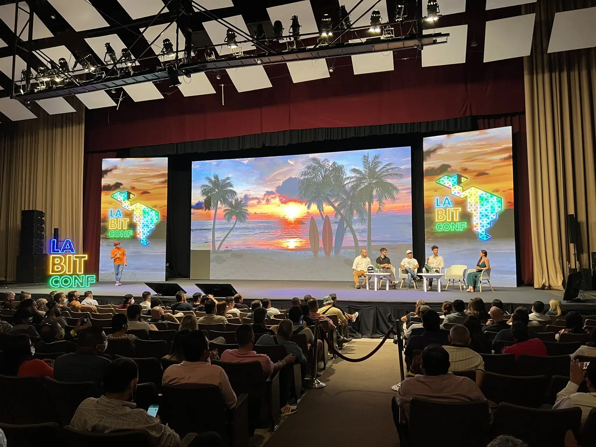 Postales del auditorio donde se desarrolló la edición 2021 de Labitconf