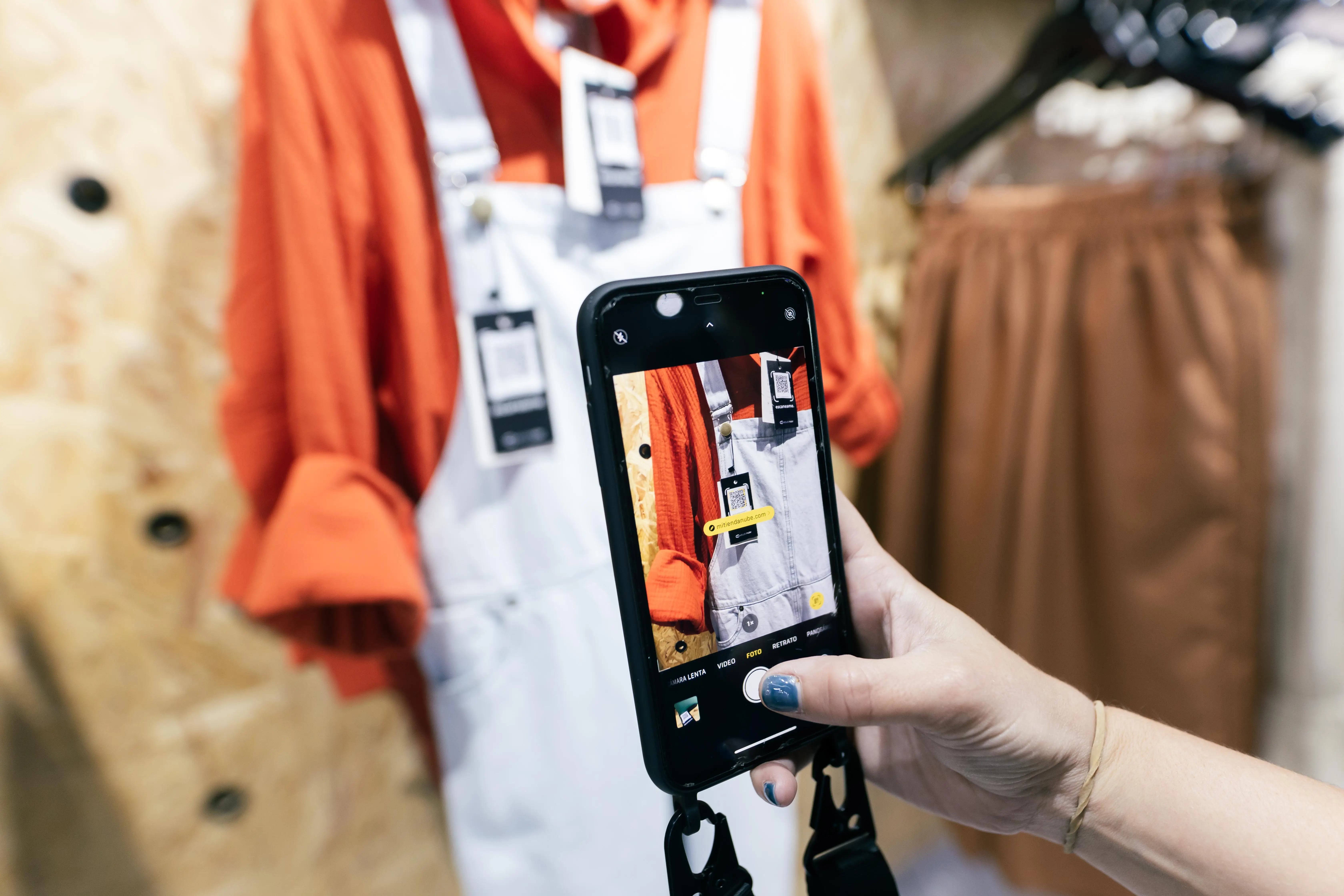 Google lanzó una función que permite probar una prenda con solo subir una foto en su tienda virtual