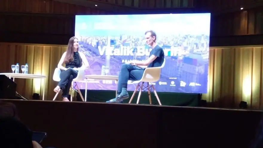 Vitalilk Buterin desde las tribunas de la Usina del Arte, durante la cobertura de iProUP