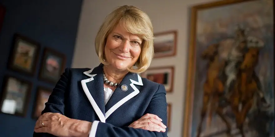 La senadora Cynthia Lummis