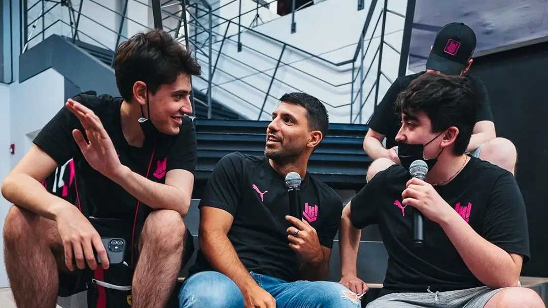 Kun con su equipo