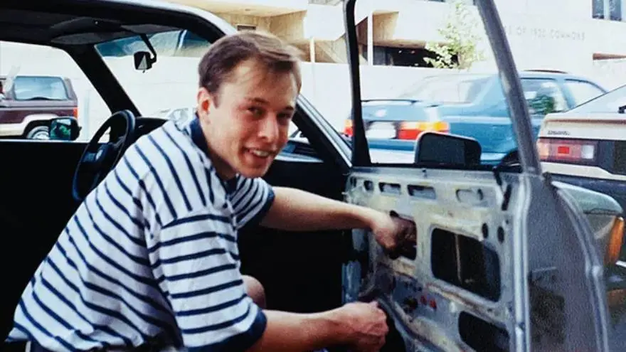Un joven Elon Musk antes de ser millonario