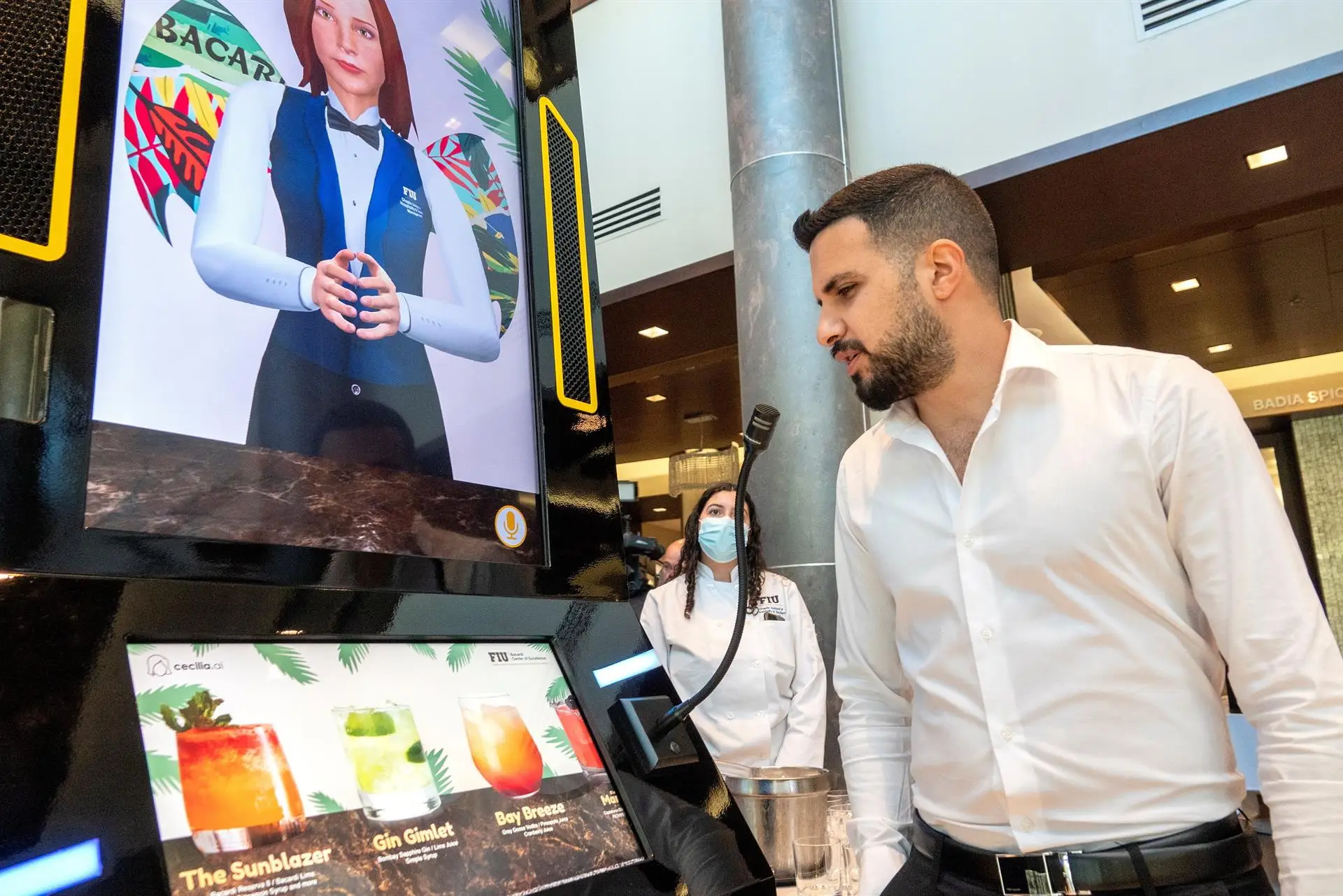 Cecilia puede servir un cóctel en unos 30 segundos desde que saluda al cliente