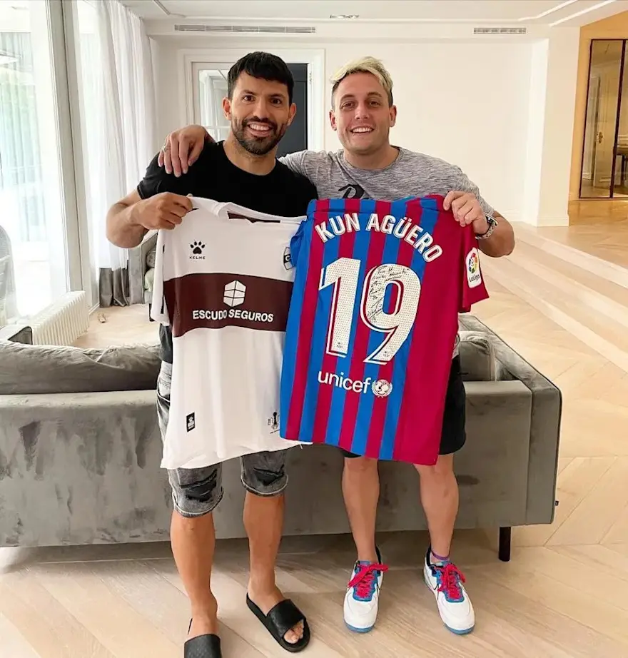 El streamer Momo junto al Kun Agüero