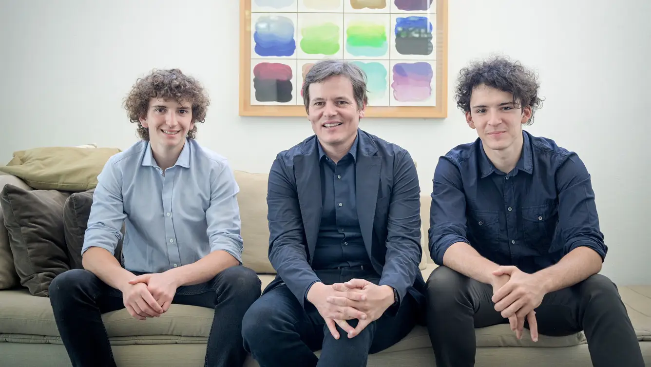 Hay equipo: Manuel Migoya (izq) junto a su hermano Facundo y Matías Loizaga, cofundadores de Enigma.art