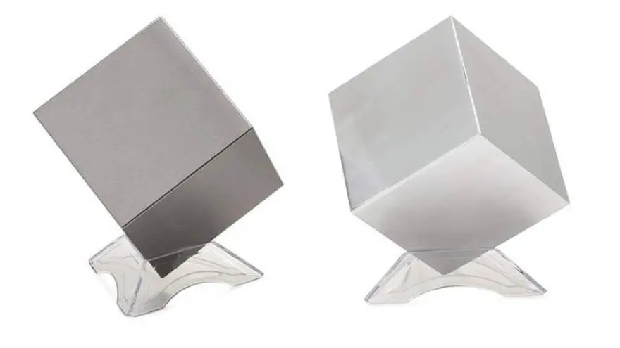 Cubos de tungsteno en un stand para decorar