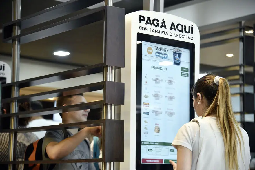 Los empleados de McDonald's en Argentina son representados por el Sindicato de Pasteleros, Servicios Rápidos, Confiteros, Pizzeros, Heladeros y Alfajoreros