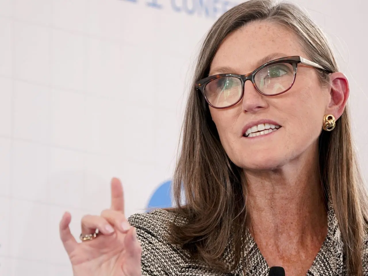 Ark Invest, el fondo manejado por Cathie Wood, invirtió casi u$s12 millones en acciones de Coinbase