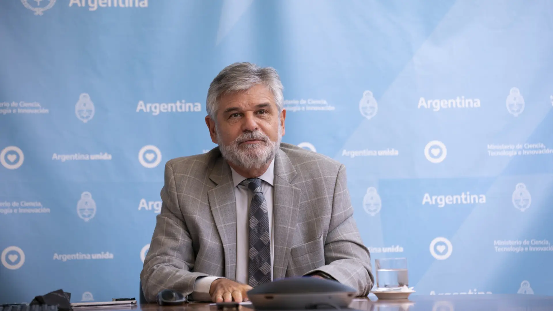 Daniel Filmus, exministro de Ciencia y exministro de Educación, también cuestiona la medida, preguntándose 