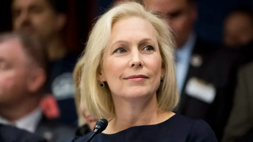 senadora Kirsten GillibraSenadora Kirsten Gillibrand