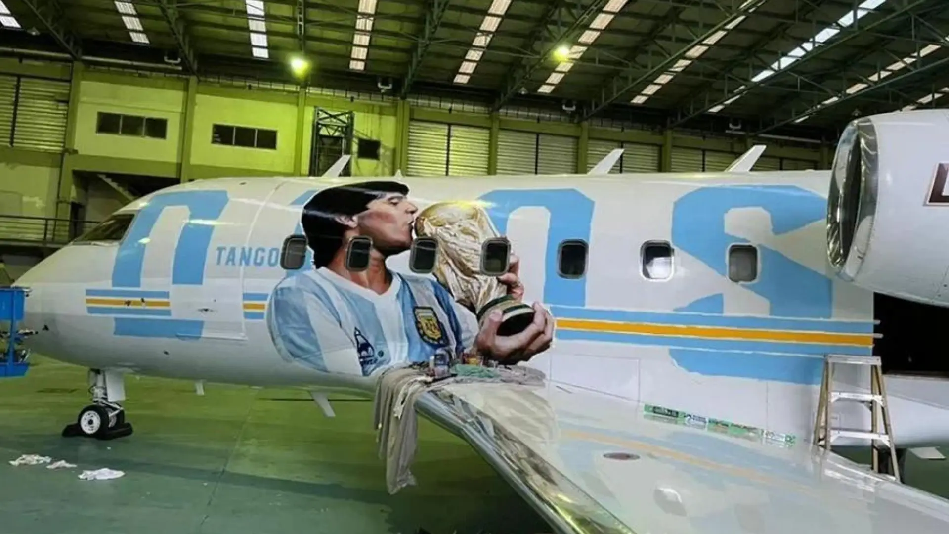 El avión pleteado con la imagen de Diego que recorrió los aires de Qatar durante la última Copa del Mundo