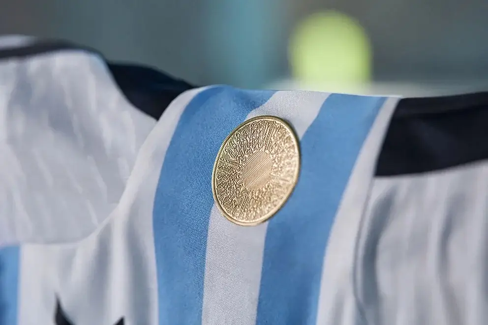 El Sol de Mayo, uno de los logos patrios distintivos de la nueva camiseta