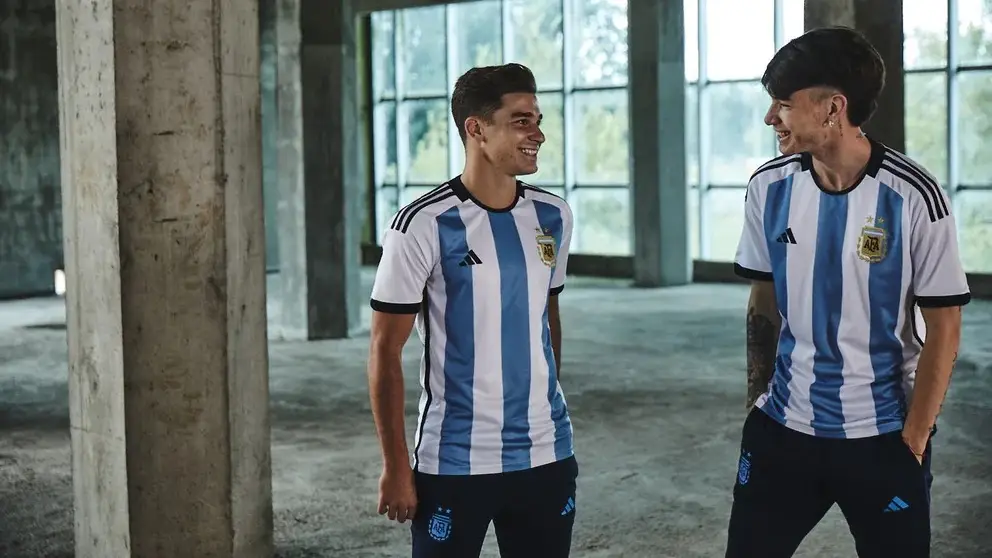 esta nueva camiseta es que fue elaborada en el país a base de materiales 100% reciclados e incorpora la tecnología 