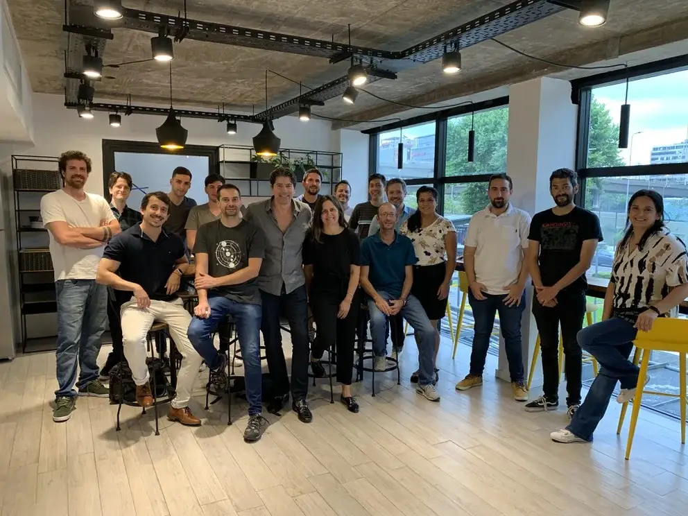 Pablo Pizzimbono, CEO de la fintech (en el cetro, de camisa gris) con otros empleados de la startup