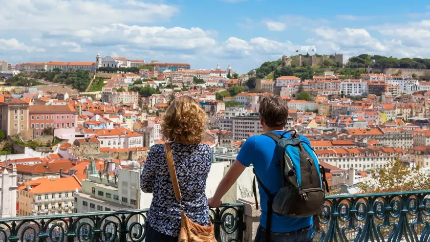 Se le recomienda a una persona que todavía se encuentre en trámite con los papeles de la visa de trabajo que permanezca en Portugal para evitar que su visado sea rechazado.