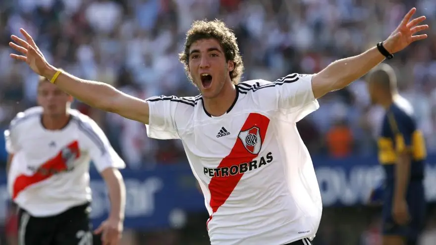 Higuaín debutó en 2005 con River Plate y al año fue transferiado al Real Madrid por u$s12 millones