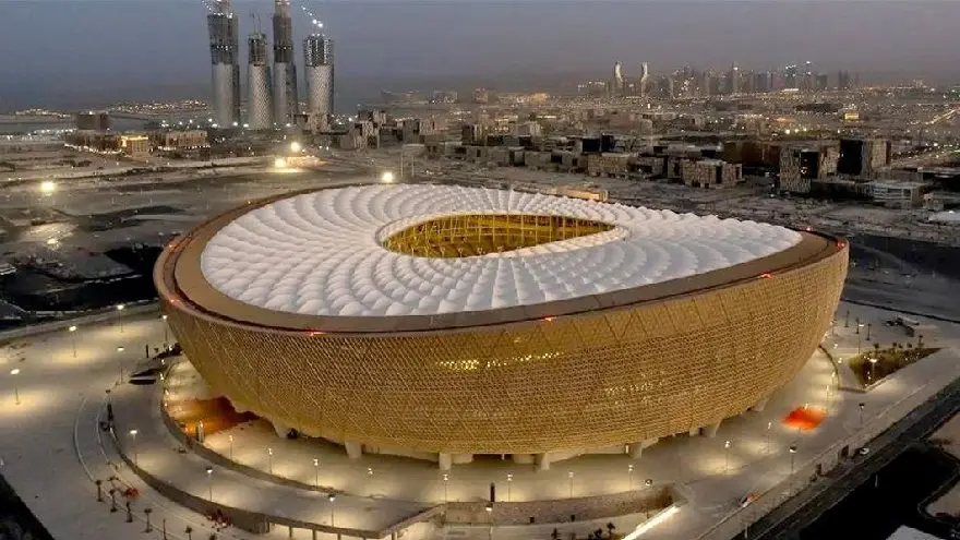 El Estadio de Lusail, ubicado en la ciudad de mismo nombre, es el de mayor relevancia en el Mundial, al ser el designado para disputar la final del 18 de diciembre.