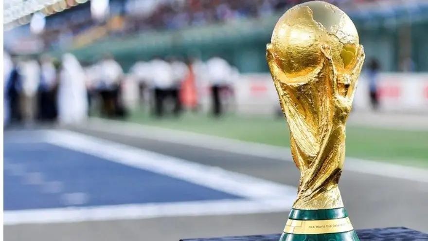 Pueden encontrarse en Mercado Libre múltiples réplicas de la Copa del Mundo que ganó la Selección Argentina en el Mundial Qatar 2022