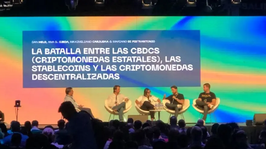 Panelistas de la charlas sobre CBDC, stablecoinsy  criptomonedas descentralizadas