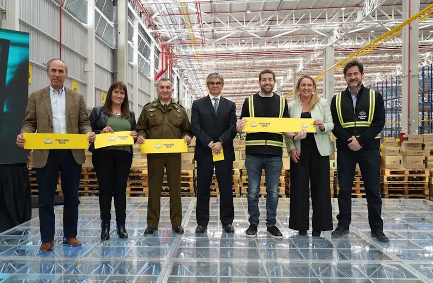 Autoridades de Mercado Libre y el gobierno mchileno durante la inauguración