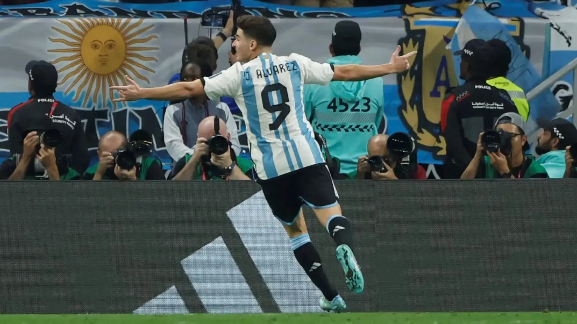 Julián Álvarez festeja su gol, tras presionar con Rodrido de Paul al arquero australiano Mat Ryan en la salida