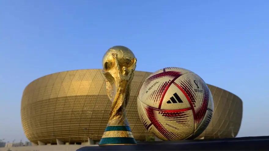 Para los encuentros definitorios del certamen más importante de fútbol, Adidas lanzó su nueva pelota, Al Hilm,