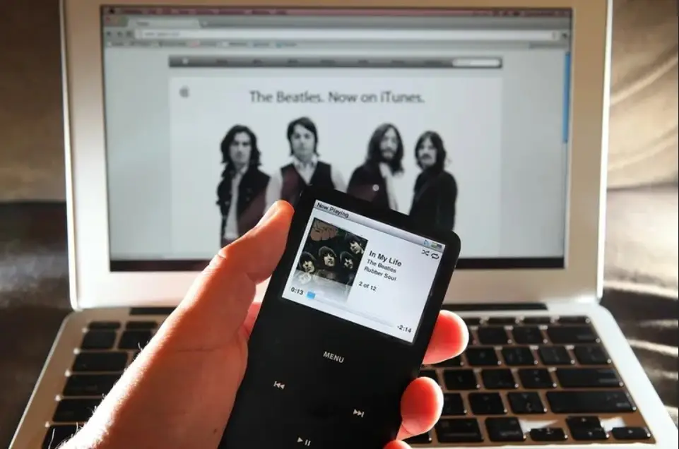 La iTunes Store es una tienda en línea de contenido digital de Apple Inc. accesible únicamente a través del programa iTunes.