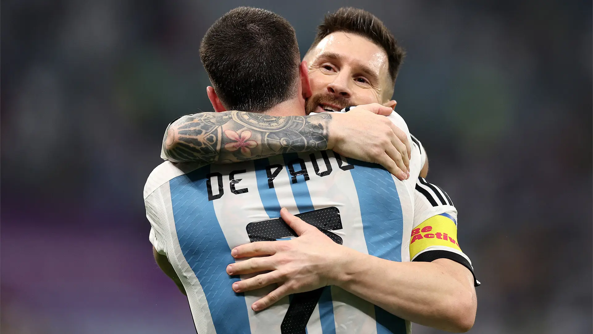 Messi y De Paul se funden en un abrazo. La Argentina jugará una vez más la final de un Mundial