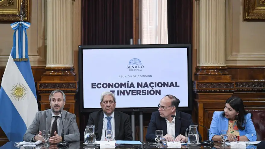 Negri participando de la reunión en el Senado