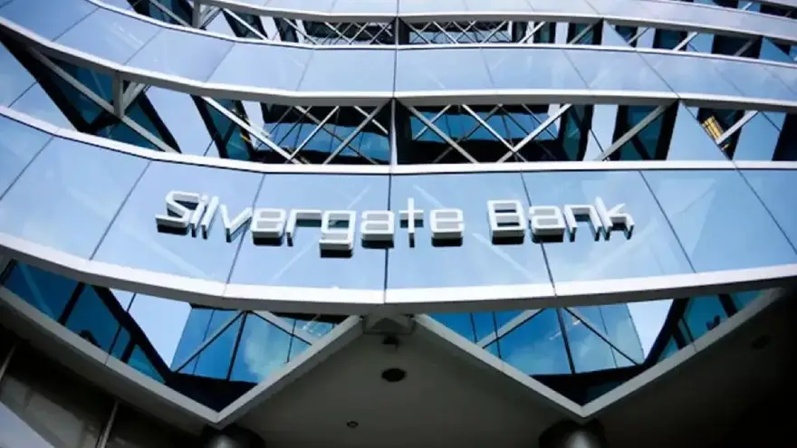 Una demanda colectiva presentada por abogados de usuarios afectados de la plataforma ante el Tribunal de Distrito de los Estados Unidos para el Distrito Norte de California denunció a Silvergate Bank, el banco especializado en criptomonedas y su director ejecutivo Alan Lane de 