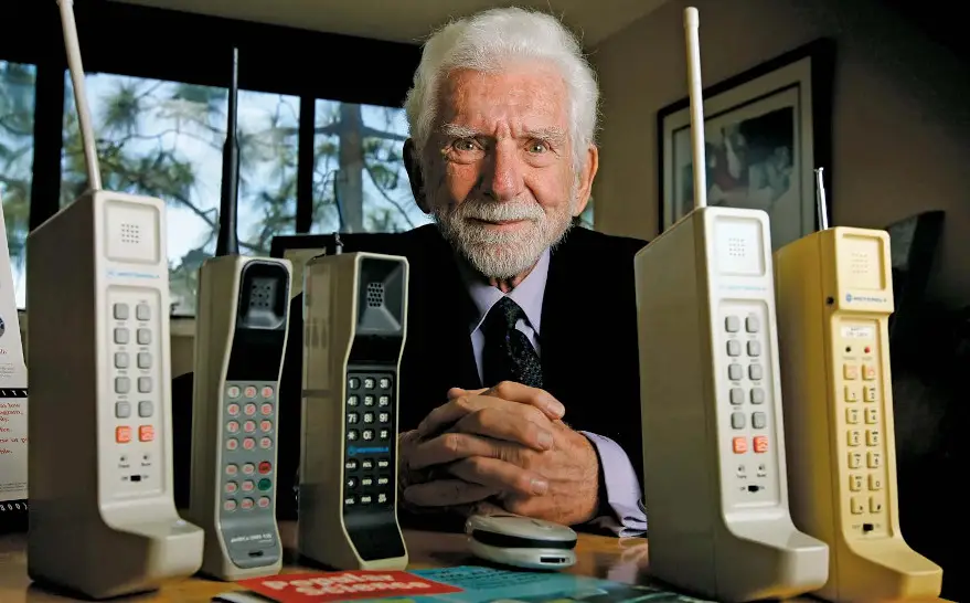 Cooper con algunos de los primeros celulares