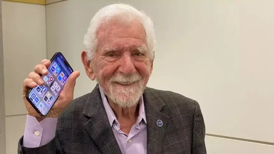 Cooper con un celular en la actualidad