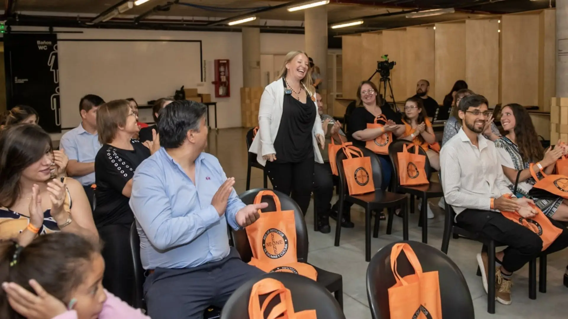 El instituto de idiomas NEONE tiene 27 años de experiencia y ofrece la posibilidad de abrir nuevas franquicias 