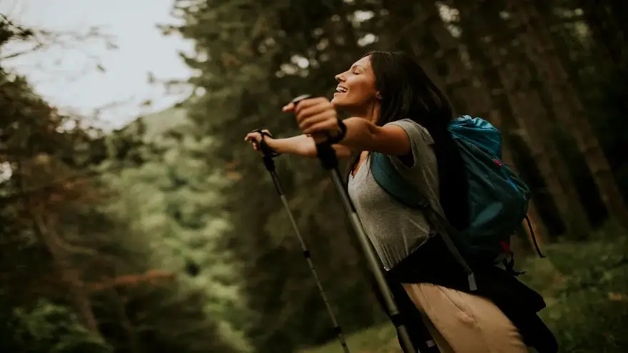 El turismo de aventura representa una oportunidad significativa para el desarrollo económico regional, generando hasta tres veces más valor que el turismo tradicional. 