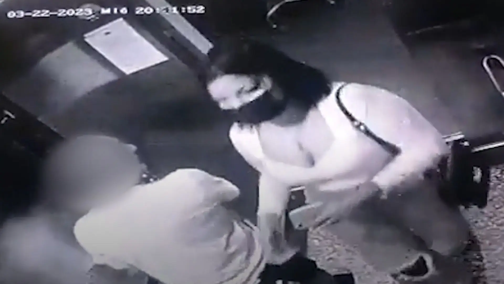 La Viudad de Tinder fue filmada por las cámaras del ascensor del departamento donde robó más de u$s100.000