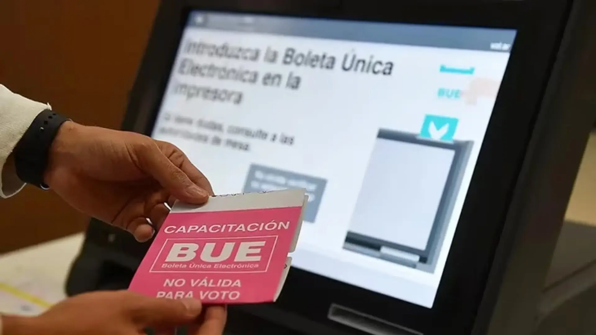 desde el Gobierno de Buenos Aires, las autoridades han asegurado que solo 87 máquinas con el nuevo sistema de voto electrónico, menos del 1 por ciento del total, registraron fallos.