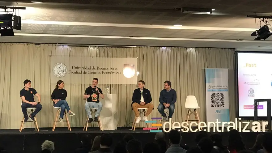 un panel de expertos compuesto por Axel Becker (Content Manager y Marketing Team Leader en Decrypto.la); Juan Pablo Moreno (Ideólogo y fundador de Kripton Market); Nicolás Bourbon (Físico, Data Scientist y Bitcoiner); Carola Fandino (Product Strategist en Stellar para Vibrant) y Elisandro Santos (Maketing Manager en Latam para BingX) debatieron acerca de Bitcoin (BTC) y Cripto en el uso cotidiano, ante la atenta mirada de un auditorio completo.