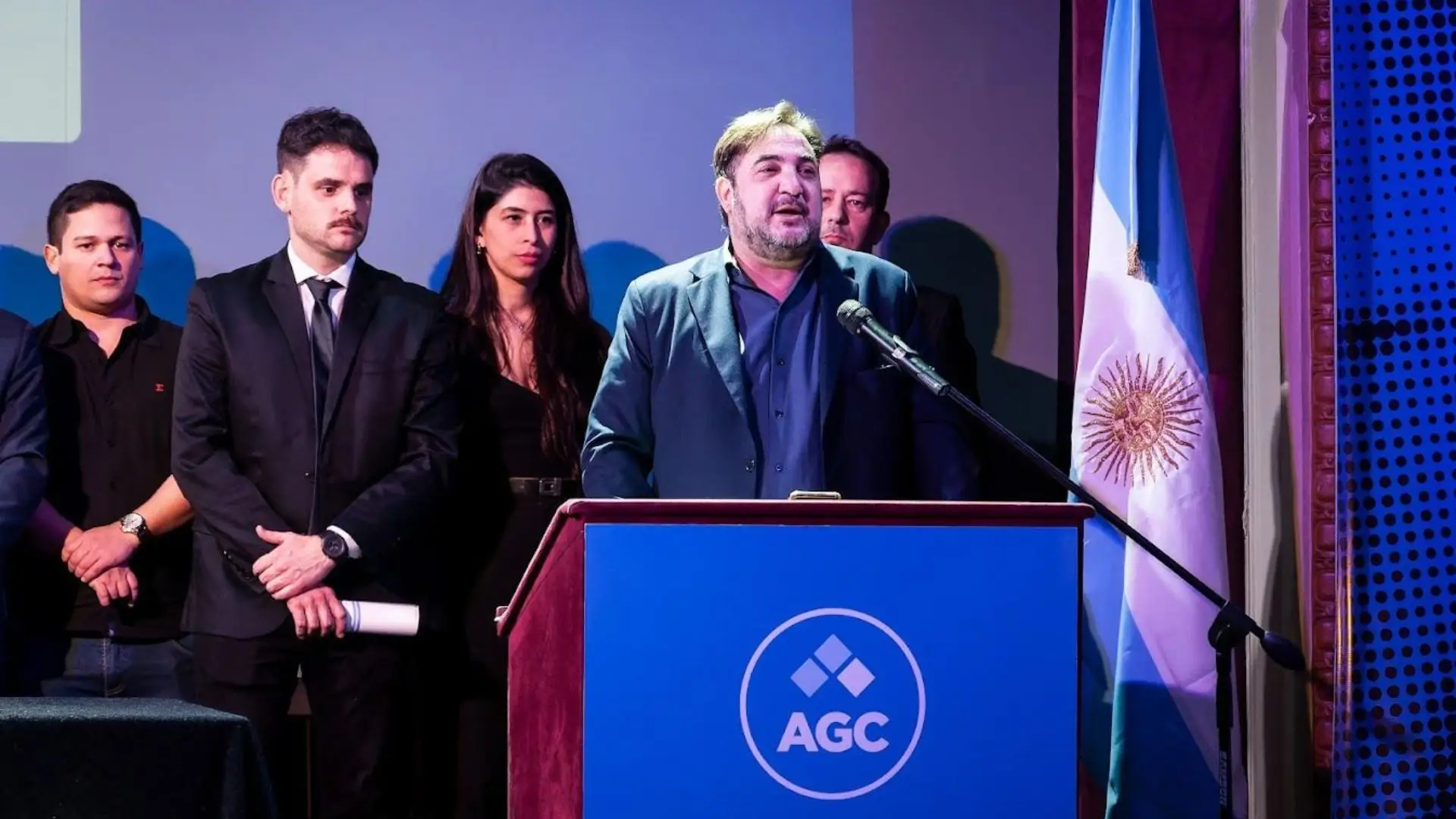 Ezequiel Tosco, secretario general de AGC, tras recibir el saludo del candidato a presidente, Sergio Massa