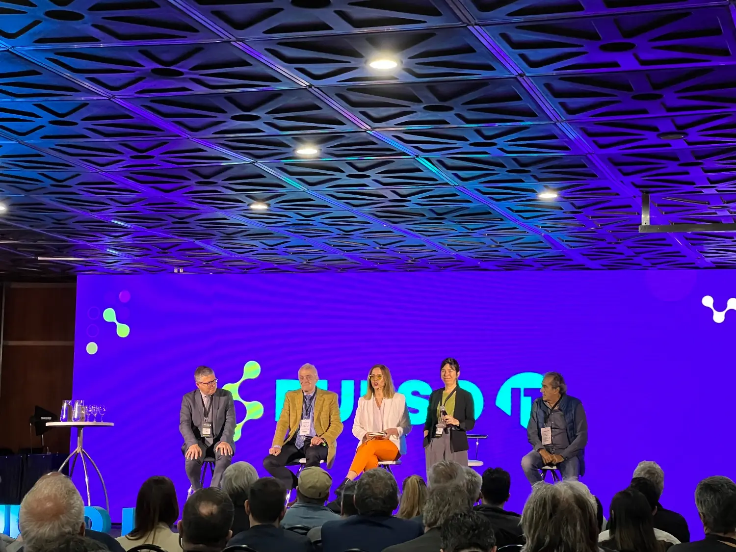María O Donnell, Jorge Liotti, Ricardo Roa, Cecilia Buffet y Daniel Bilotta, en el panel del evento Pulso IT.