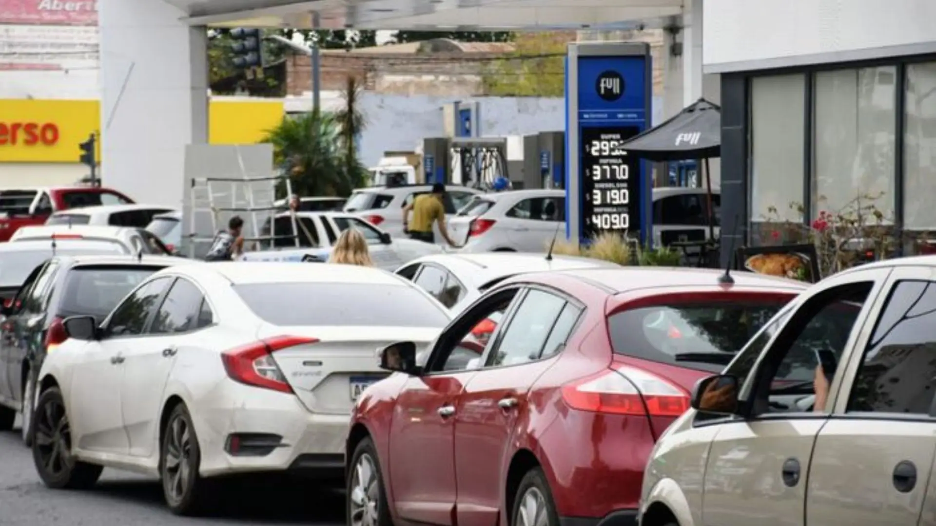 El precio de la nafta en Argentina superó al de Brasil