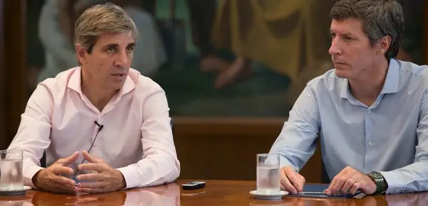 Luis Caputo, ministro de Economías; y Santiago Bausilli, presidente del BCRA